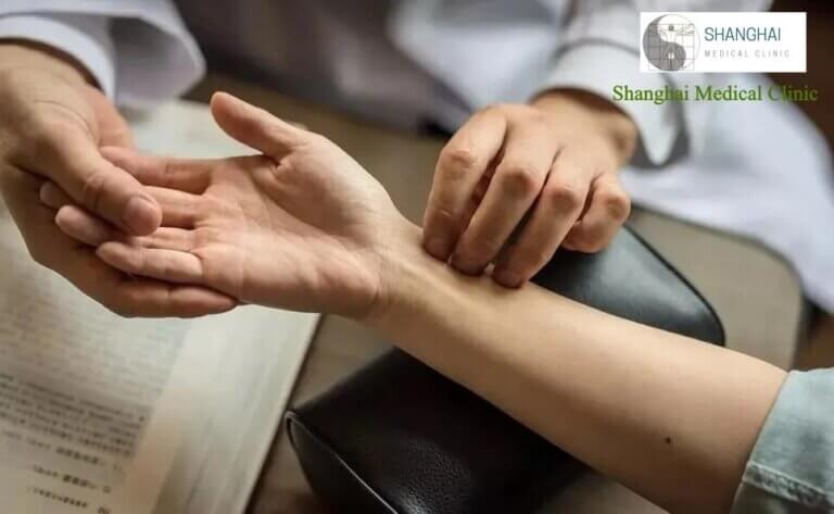 chinese-doctor-feeling-pulse_
